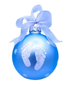 Boule de verre bleu « Mon Premier Noël » à personnaliser. Motif petits pieds