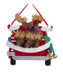 Ornement avec cloches, camionnette rouge avec famille orignal et arbre de Noël