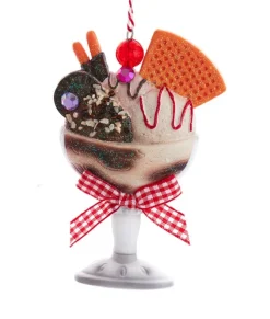 Ornement, coupe à dessert à la crème glacée, avec ruban à carreaux rouge