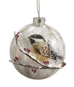 Ornement en verre, avec mésange sur une branche hivernale.