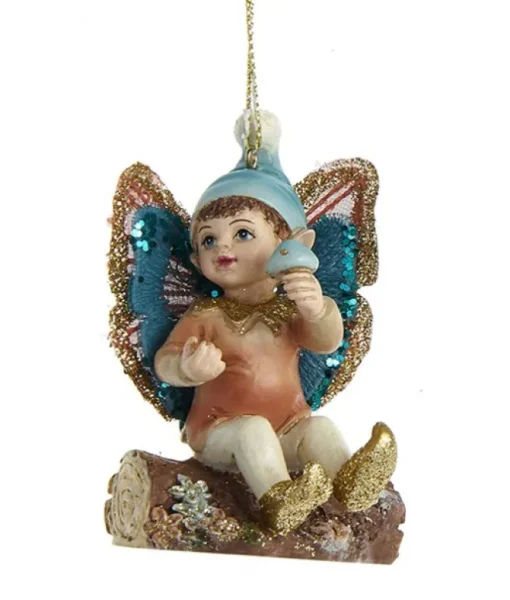 Ornement, fée papillon enchantée sur une bûche