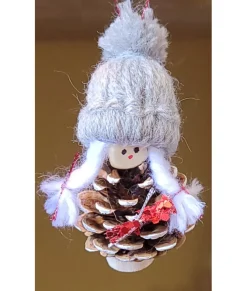 Ornement gnome sur pomme de pin